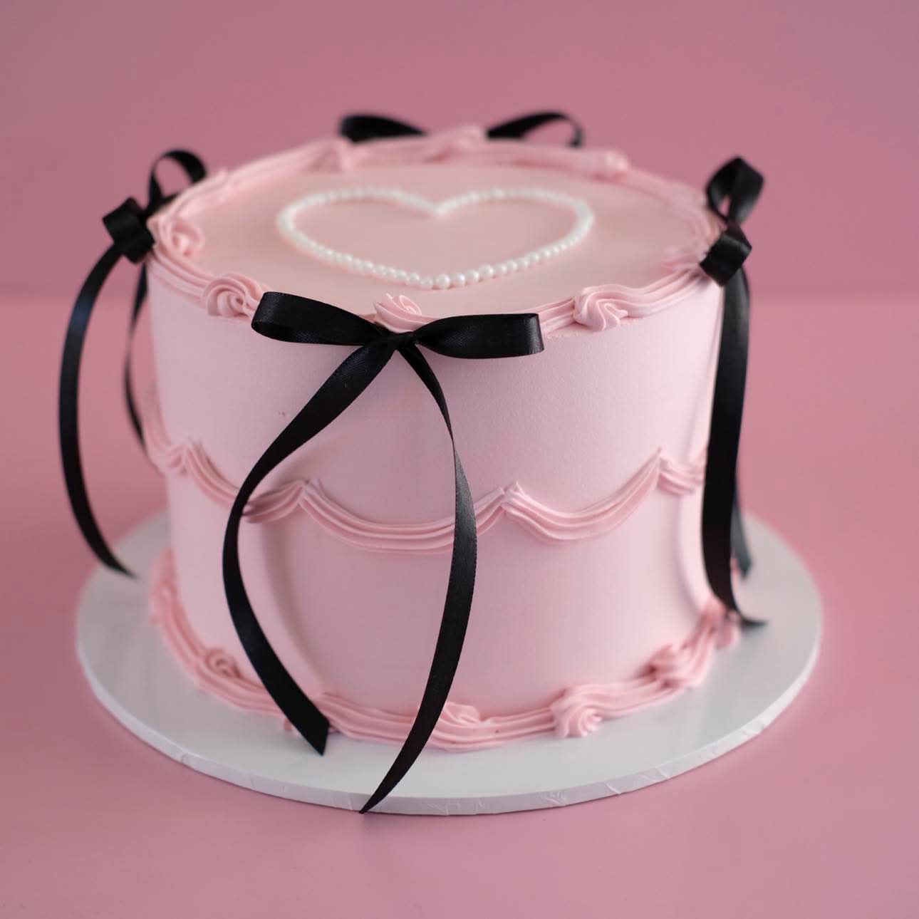 Coquette Bow Round Vintage Cake & Pearl White Plaque