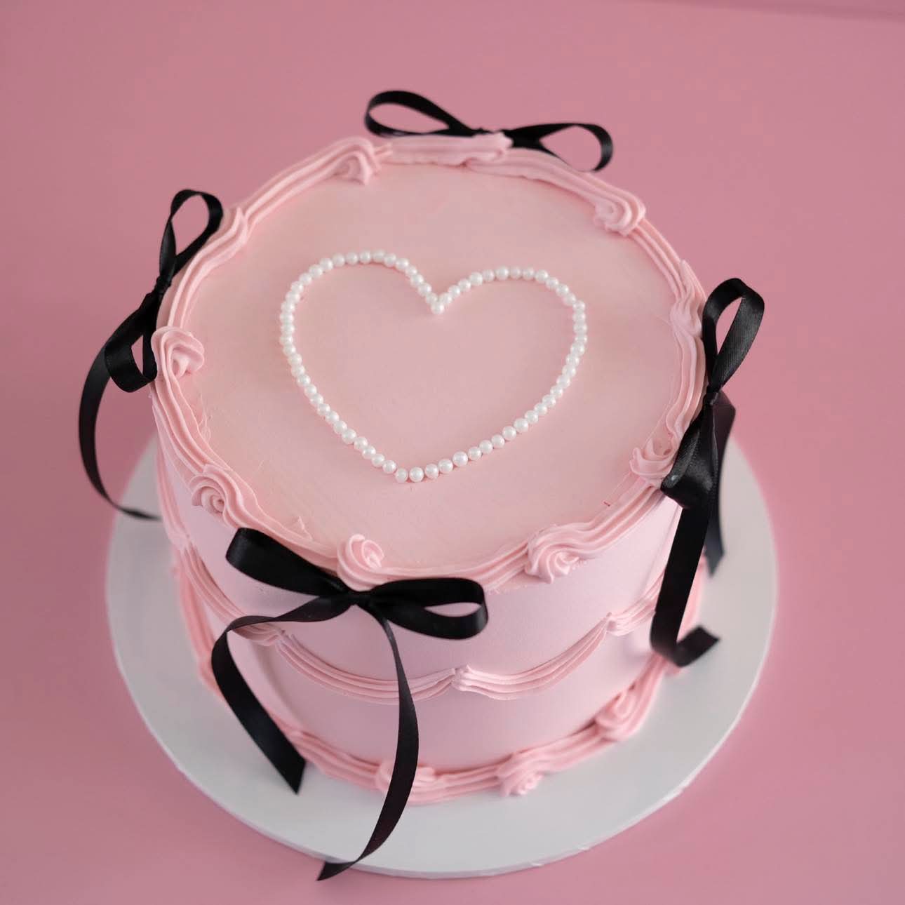 Coquette Bow Round Vintage Cake & Pearl White Plaque