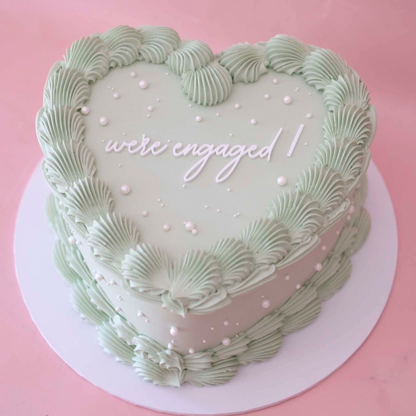 Extra White Pearls Vintage Heart Cake