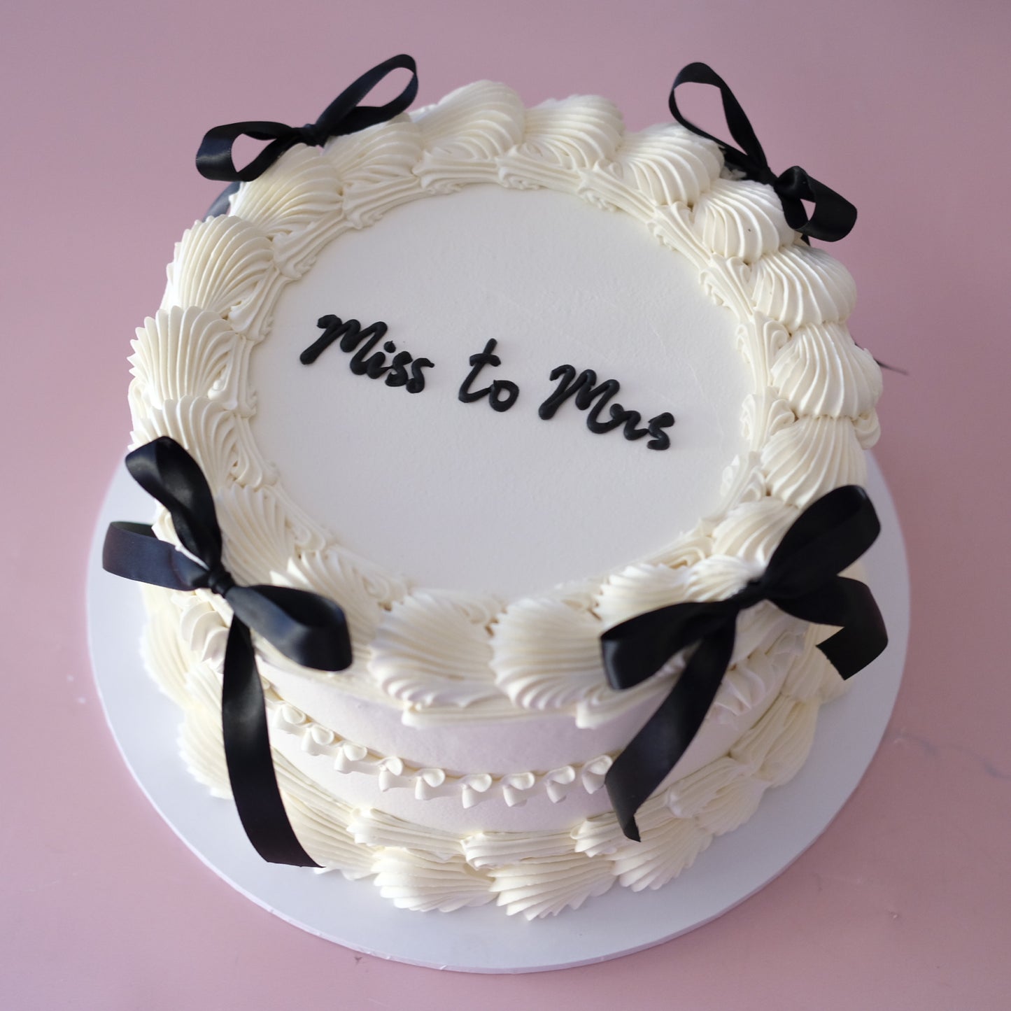 Ever So Chic Round Coquette Vintage Cake