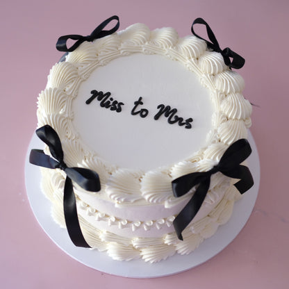 Ever So Chic Round Coquette Vintage Cake