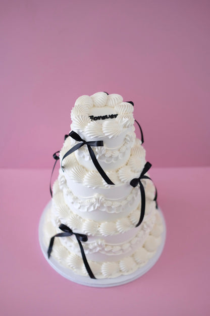 Signature Round Vintage Cake | 3 Tiers & Coquette / MONOCHROME