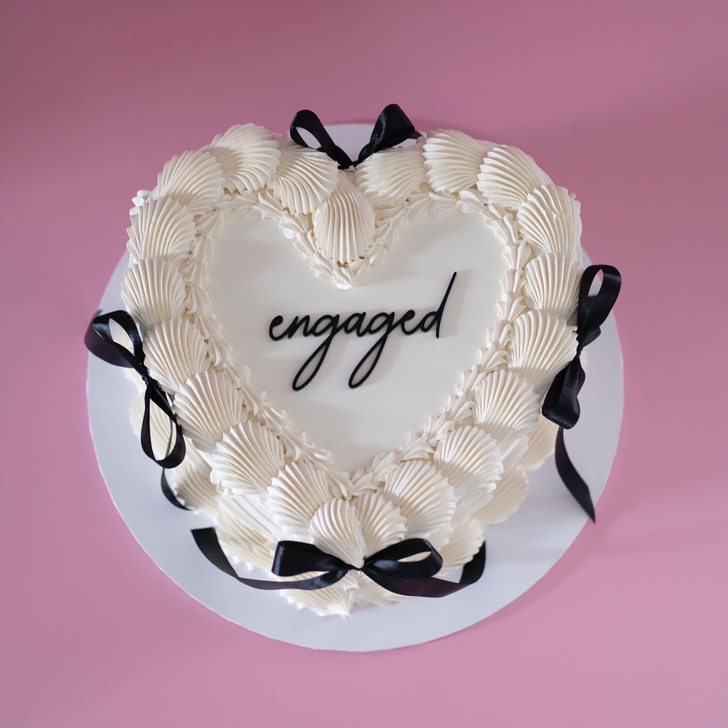Grand Vintage Heart Cake | String Pipe & Coquette / MONOCHROME