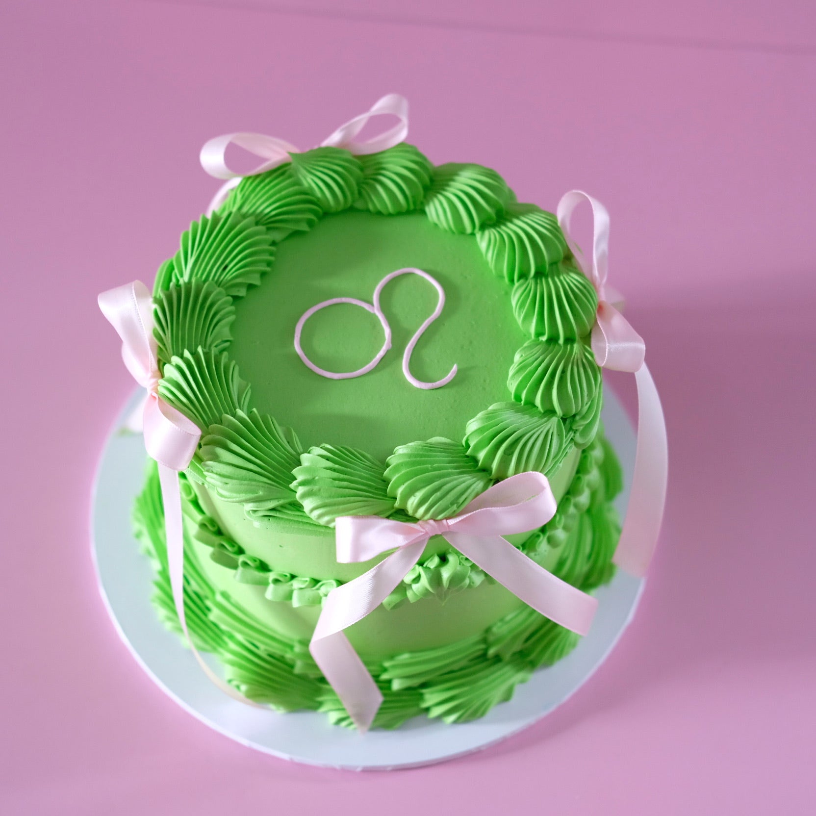 Ever So Chic Round Coquette Vintage Cake