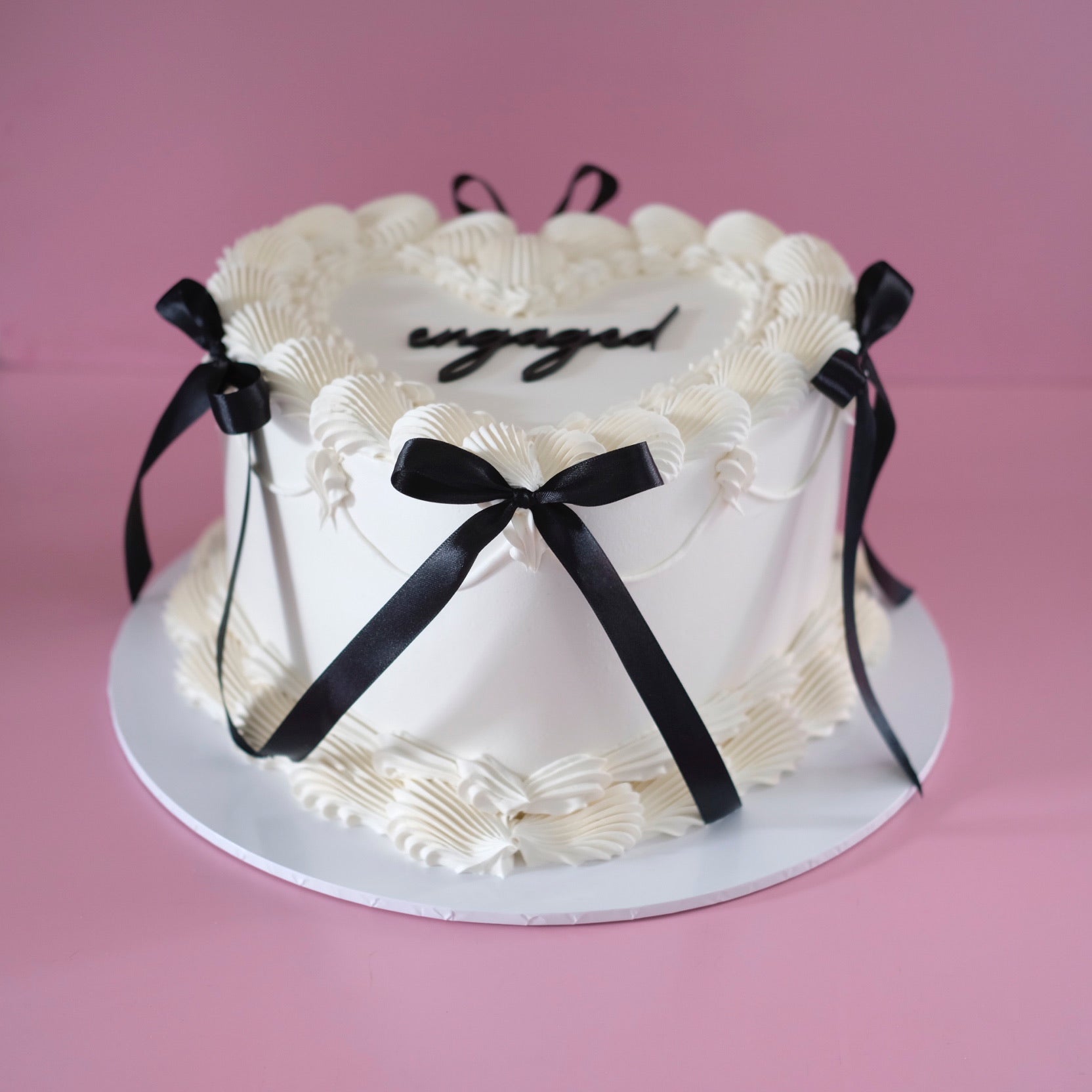 Grand Vintage Heart Cake | String Pipe & Coquette / MONOCHROME