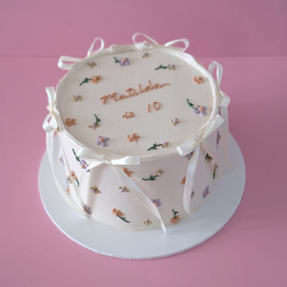 Springtime Daisy & Coquette Round Buttercream | Doodle Cake