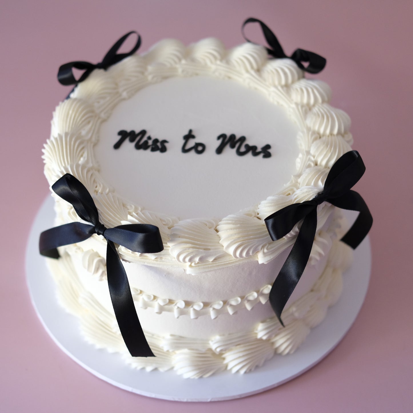 Ever So Chic Round Coquette Vintage Cake