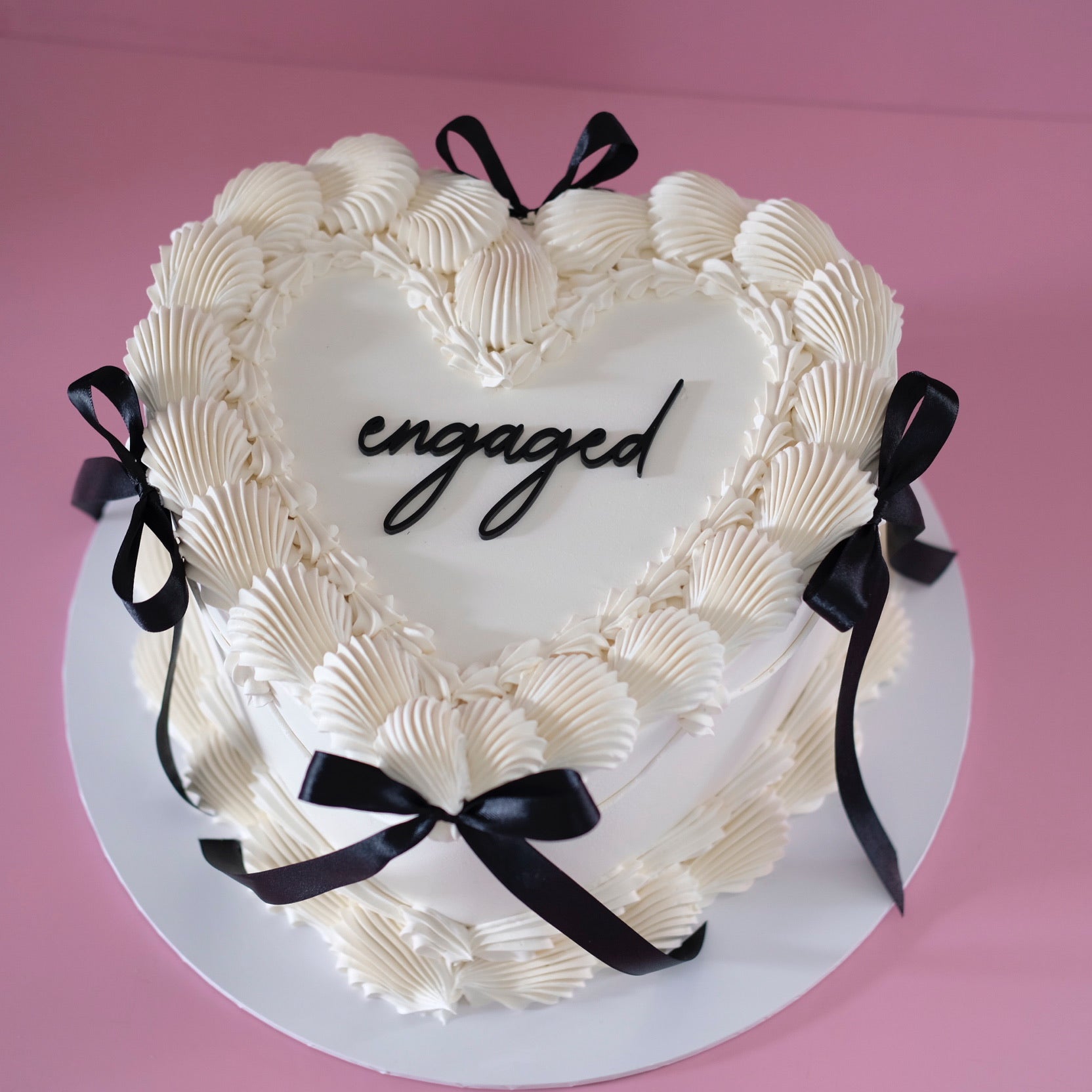 Grand Vintage Heart Cake | String Pipe & Coquette / MONOCHROME