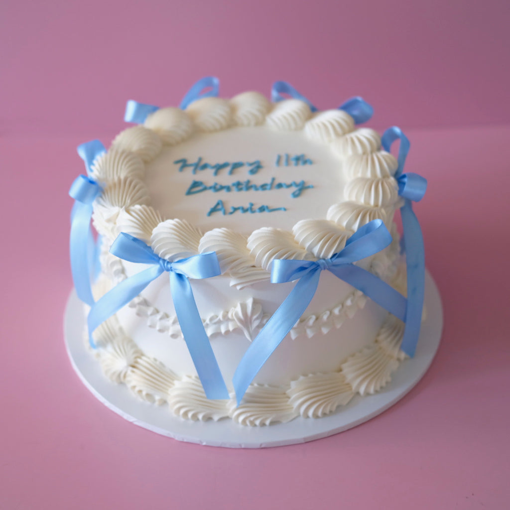 Ever So Chic Round Coquette Vintage Cake
