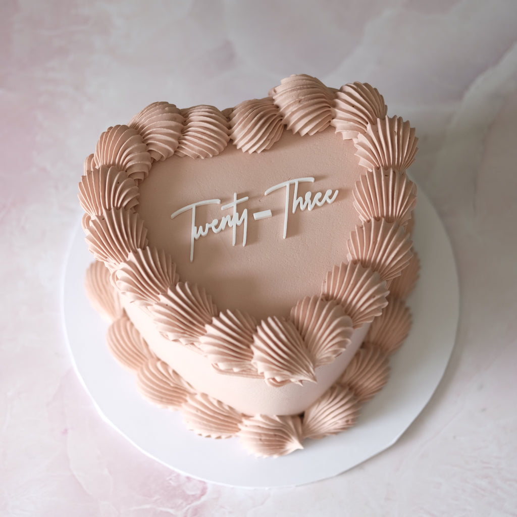 Basic Vintage Heart Cake | Monochrome