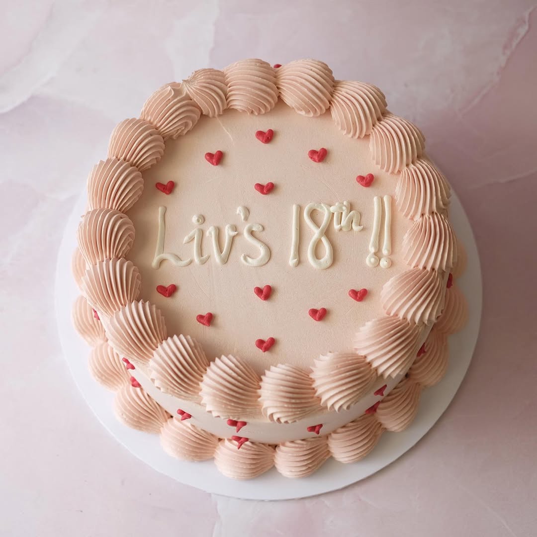 Vintage Round Cake | Mini Hearts