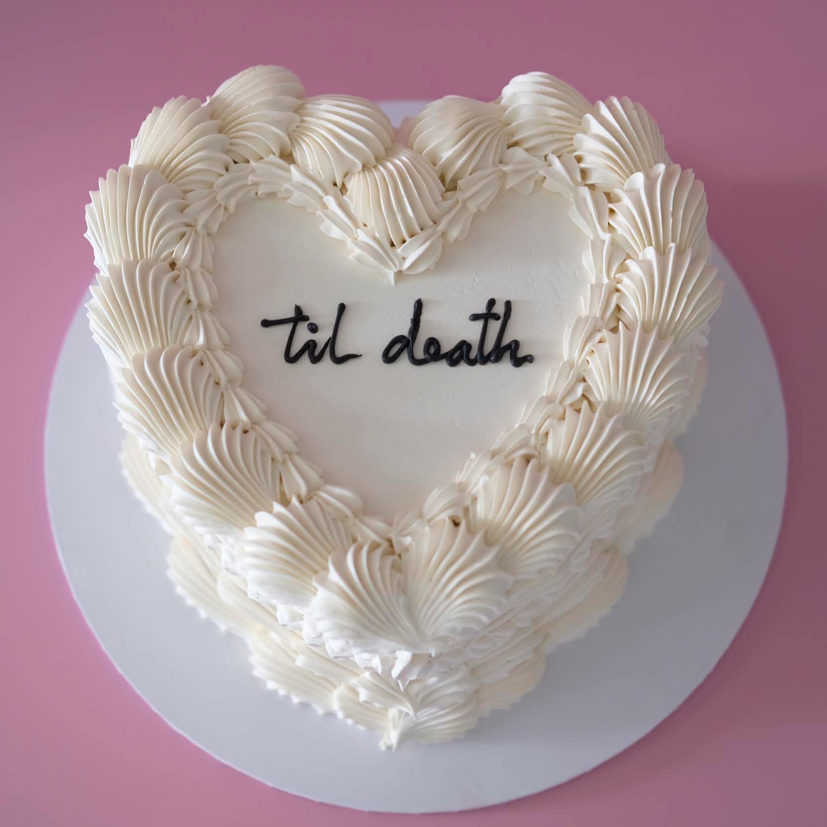 Grand Vintage Heart Cake | Monochrome