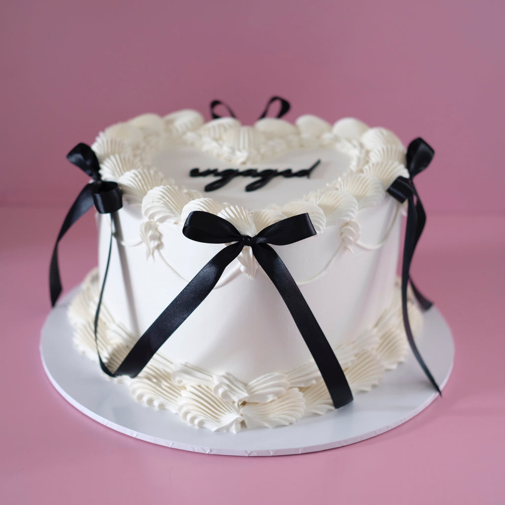 Grand Vintage Heart Cake | String Pipe & Coquette / MONOCHROME