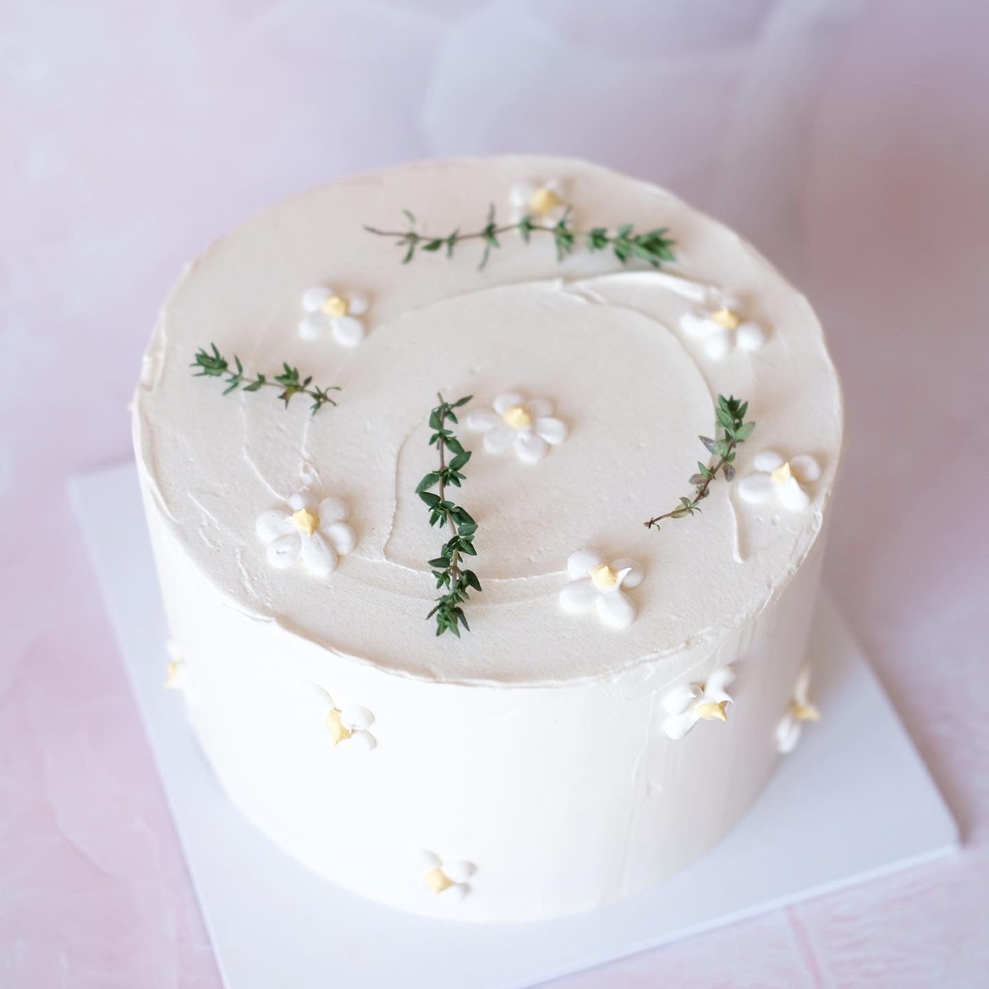 Daisies & Thyme Vintage Cake