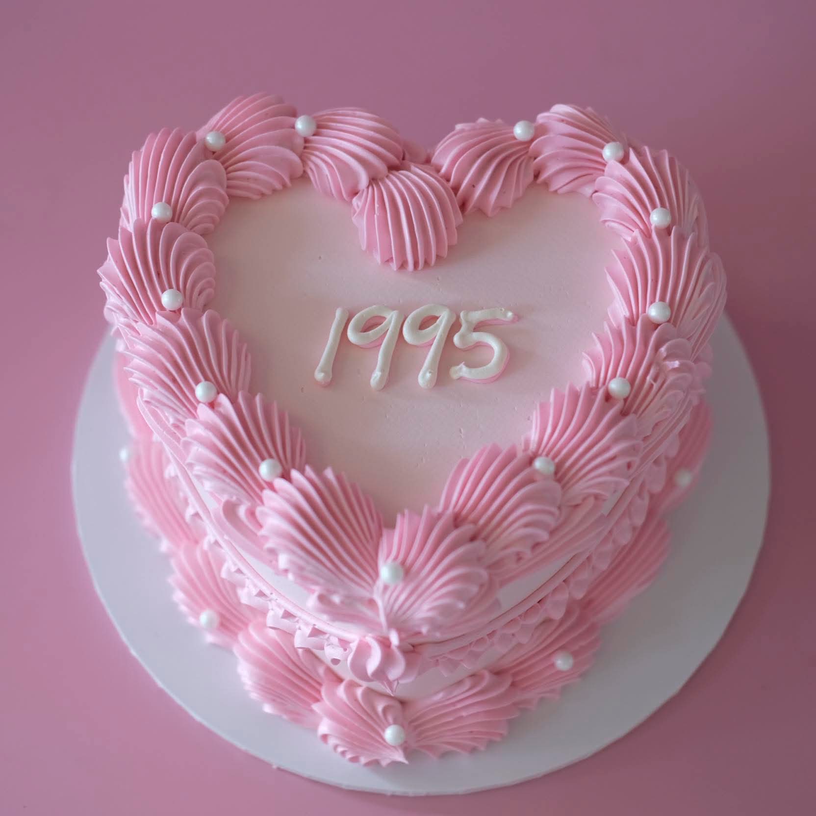 Classic Vintage Heart Cake | Pearl
