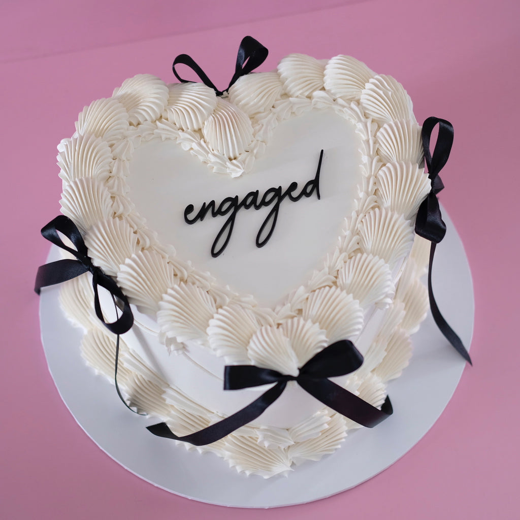 Grand Vintage Heart Cake | String Pipe & Coquette / MONOCHROME