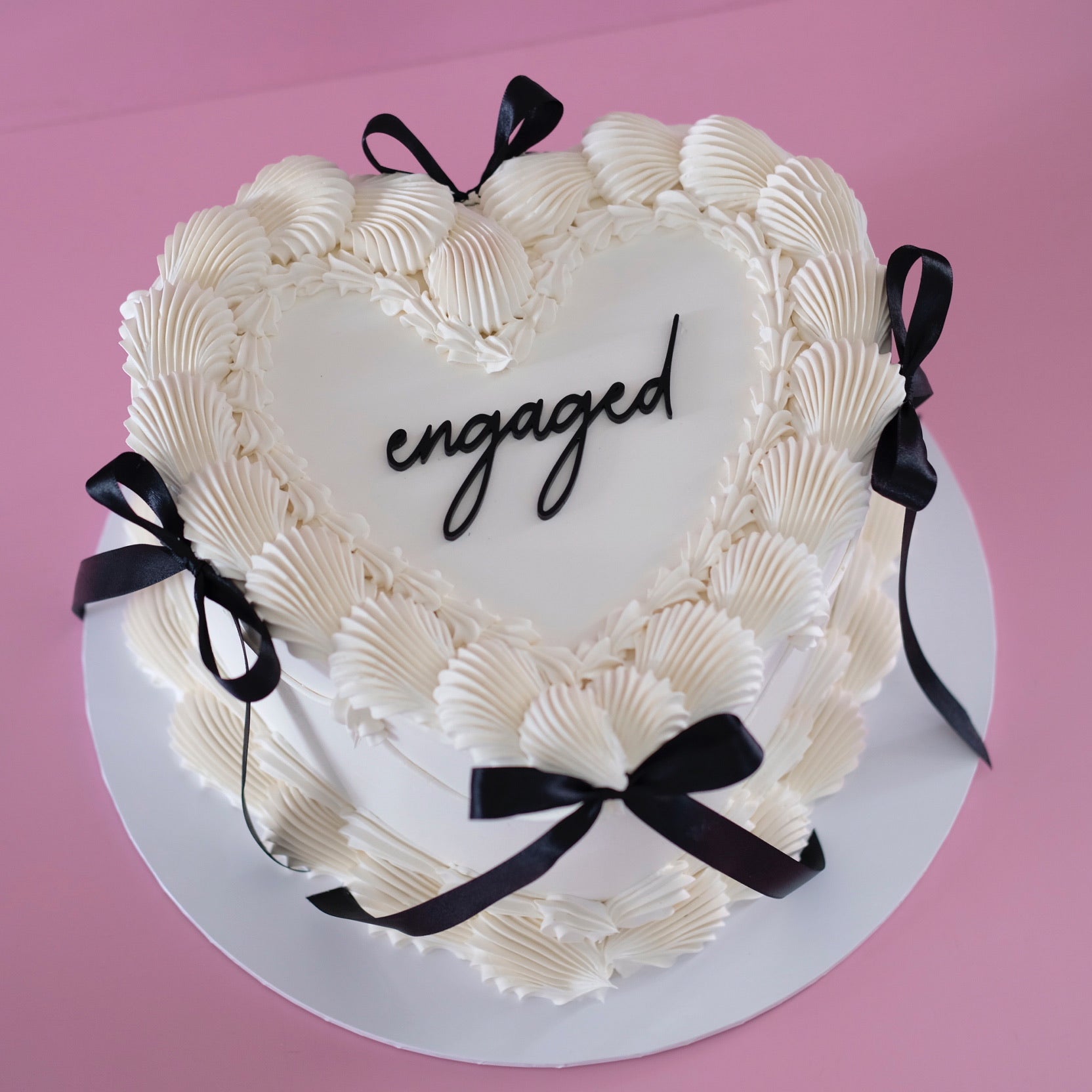 Grand Vintage Heart Cake | String Pipe & Coquette / MONOCHROME