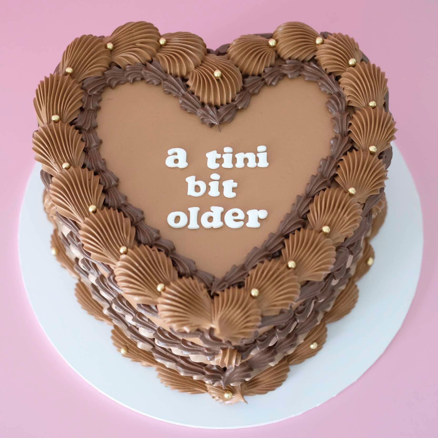 Grand Vintage Heart Cake | Pearl