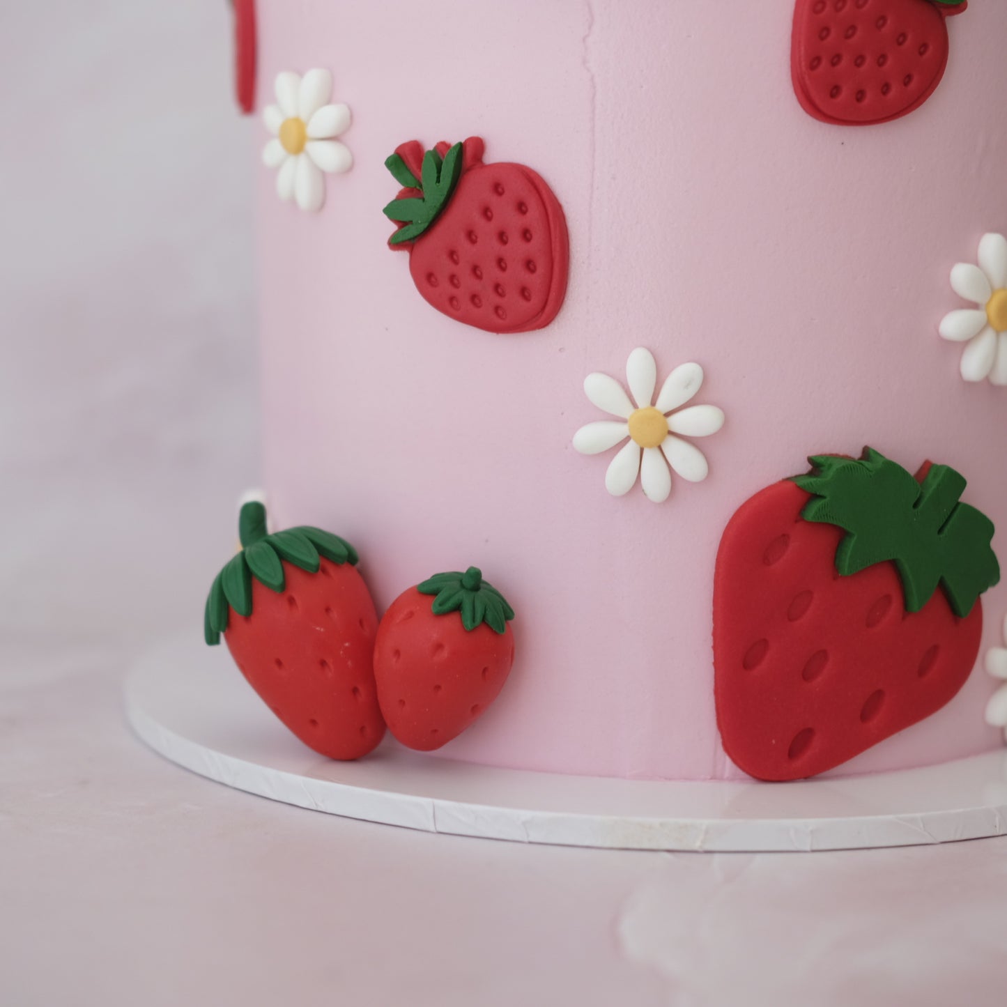 Strawberry Kisses & Daisies Novelty Cake