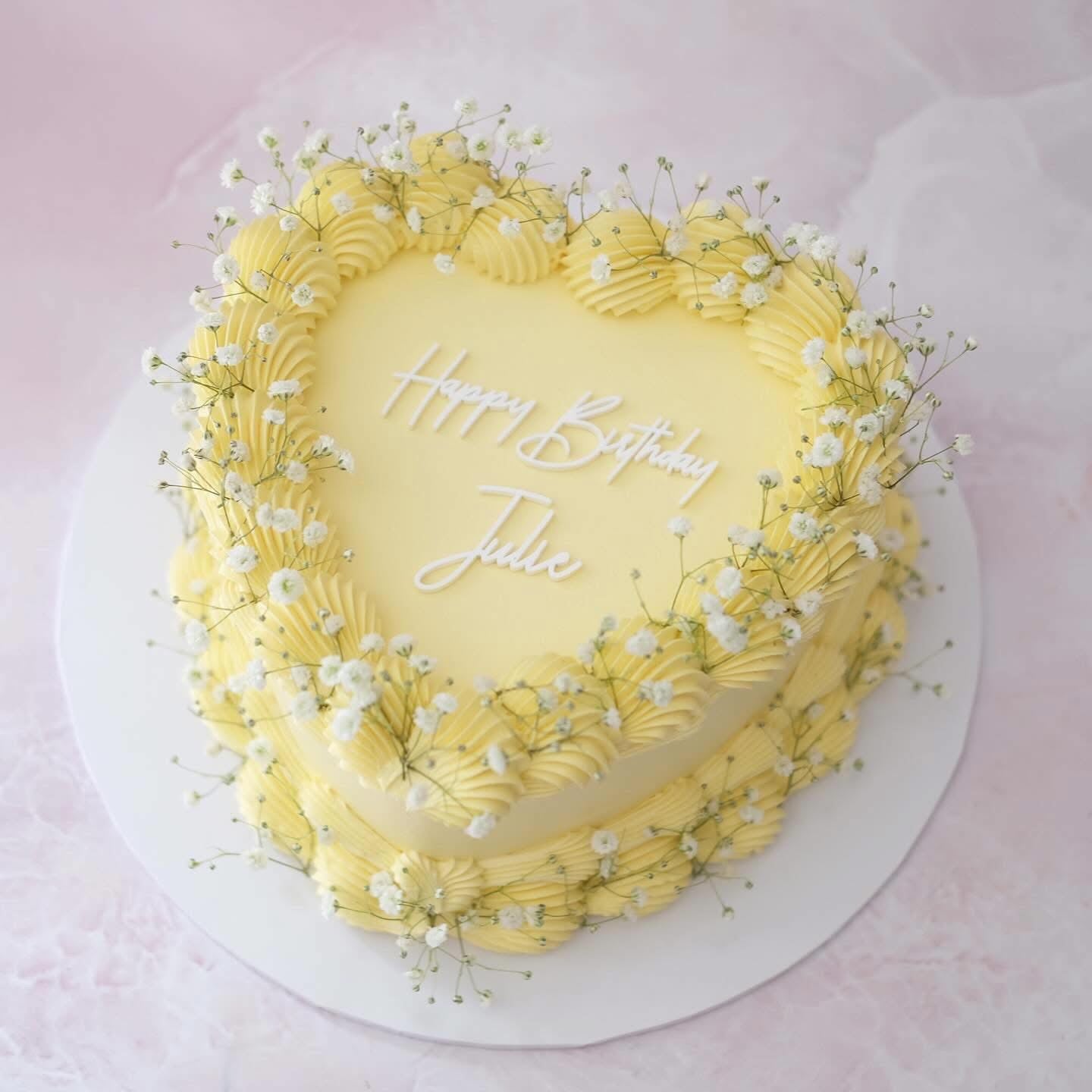 Enchanted Heart Vintage Cake | Baby Breaths
