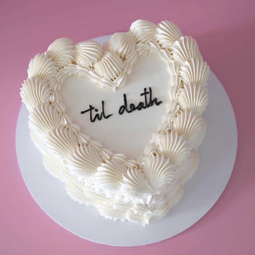 Grand Vintage Heart Cake | Monochrome