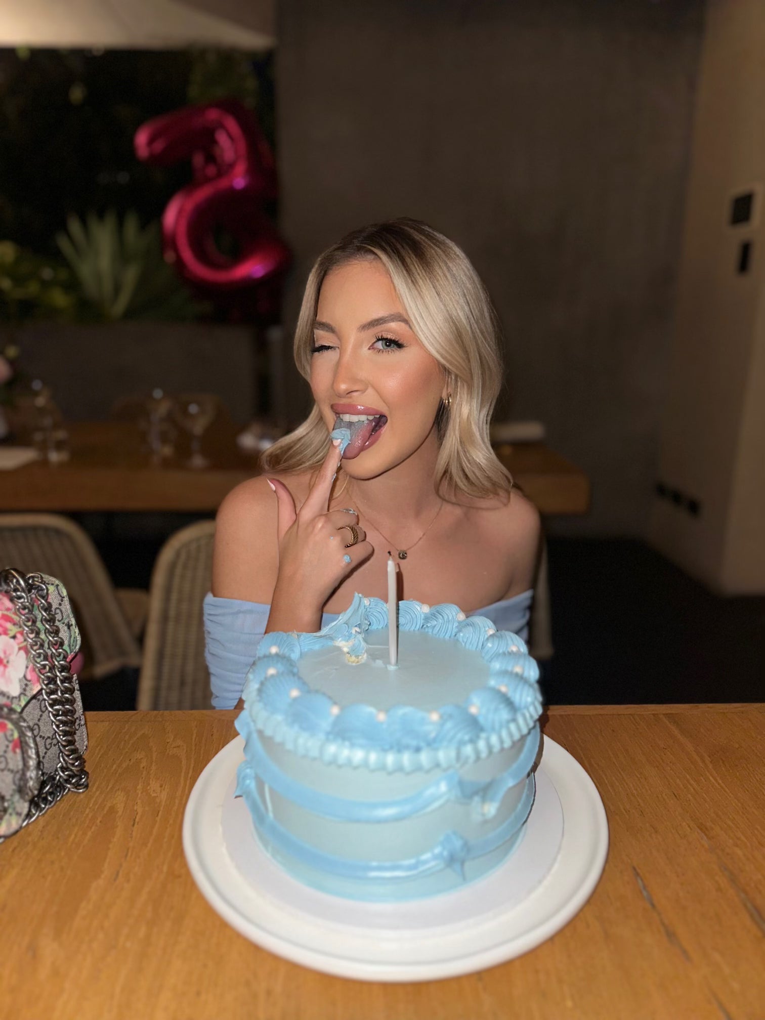 Vintage Round Cake | Modern Cinderella